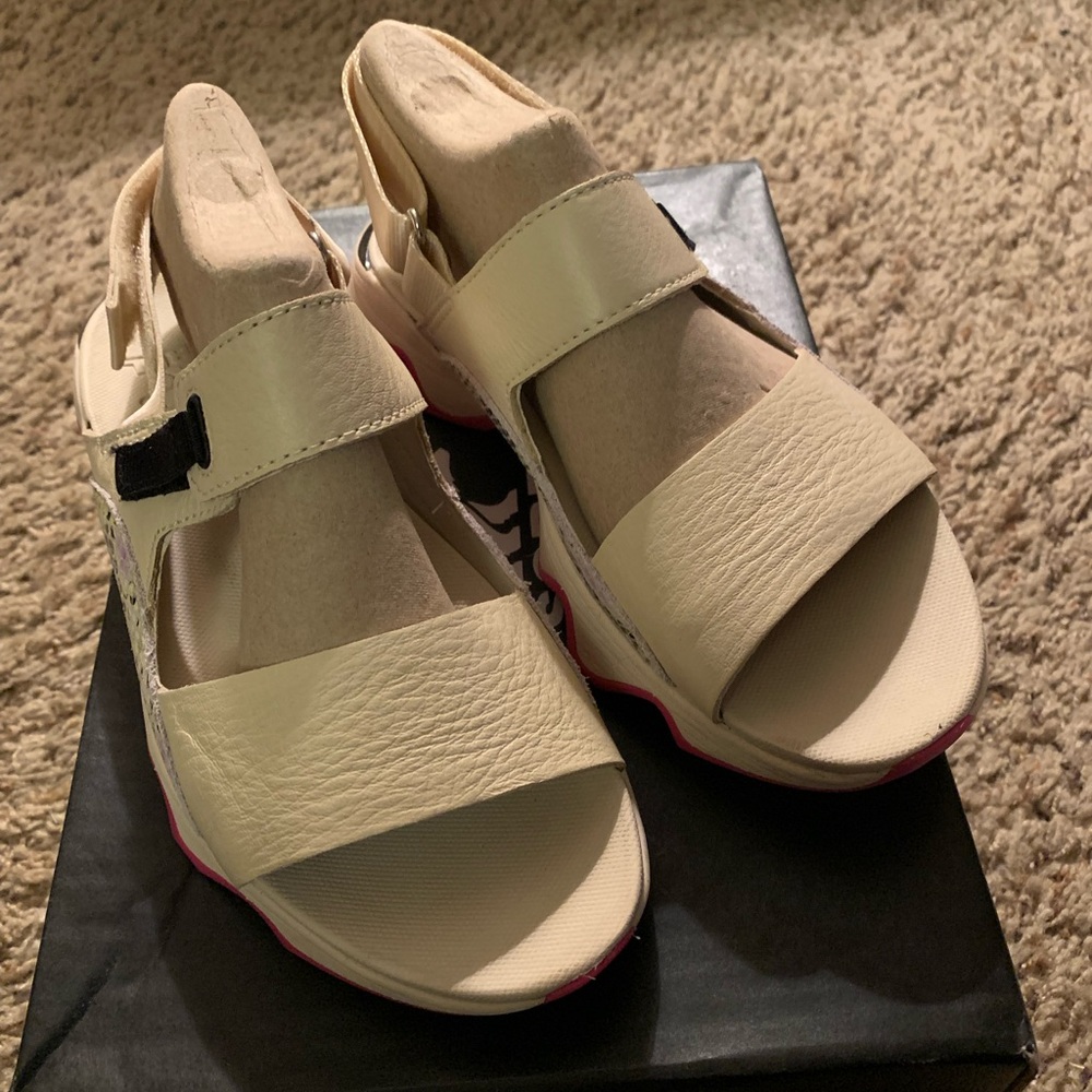 SOREL Kinetic Impact II Sling Low Women's 7 Sandals Cream Pink Snake Print